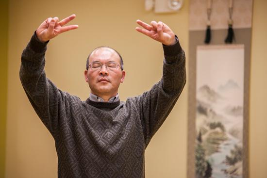 Guan Cheng Sun practing qigong